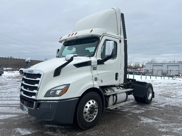 2019 Freightliner Cascadia in Lansing, MI — photo 3