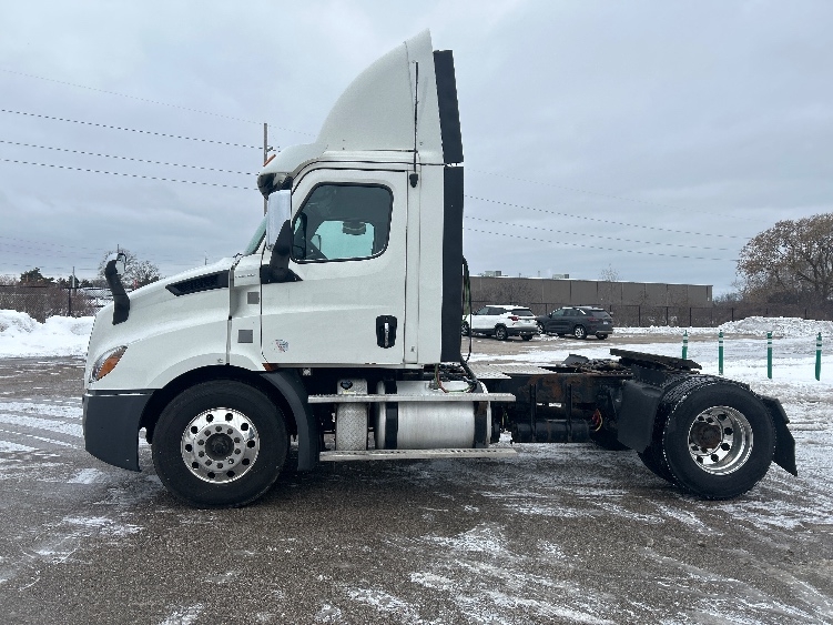 2019 Freightliner Cascadia in Lansing, MI — photo 4