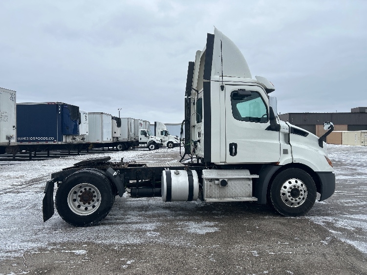 2019 Freightliner Cascadia in Lansing, MI — photo 8