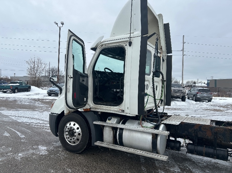2019 Freightliner Cascadia in Lansing, MI — photo 9