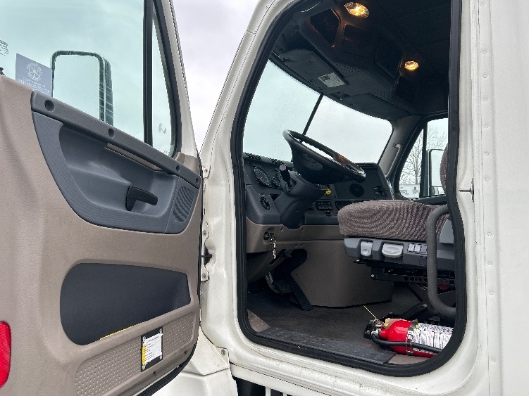 2019 Freightliner Cascadia in Obetz, OH — photo 9