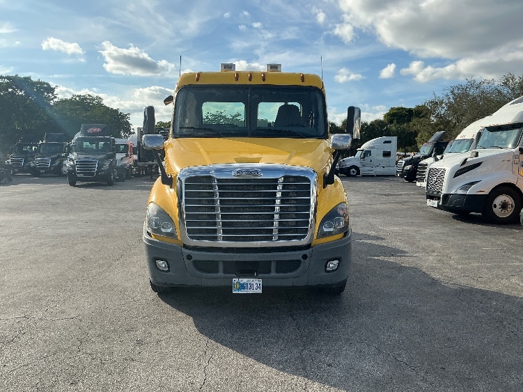 2019 Freightliner Cascadia in Medley, FL — photo 2