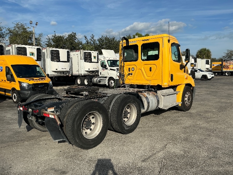 2019 Freightliner Cascadia in Medley, FL — photo 7