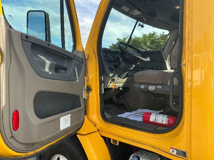 2019 Freightliner Cascadia in Medley, FL — photo 9