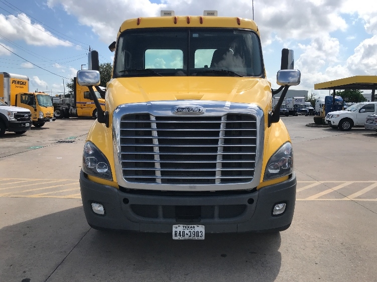 2019 Freightliner Cascadia in Houston, TX — photo 2