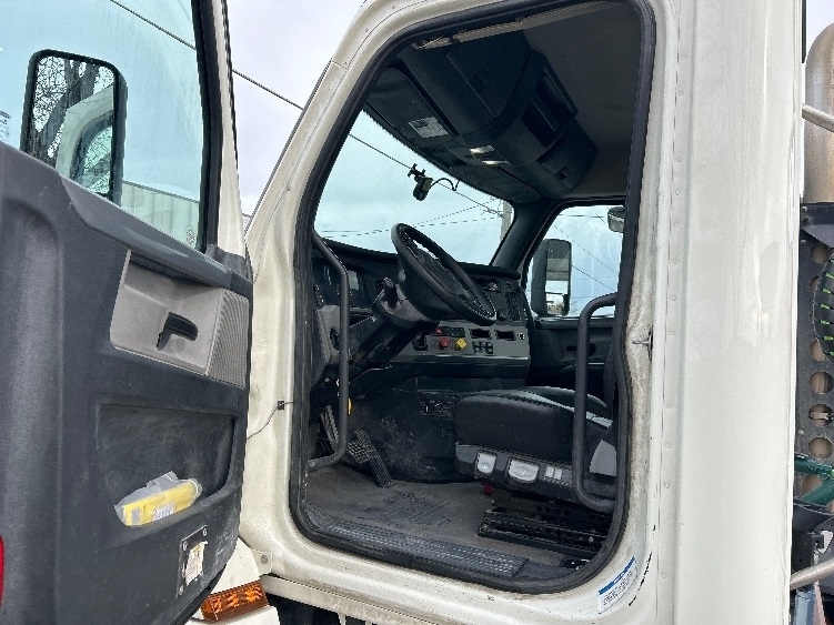 2019 Freightliner Cascadia in Omaha, NE — photo 9
