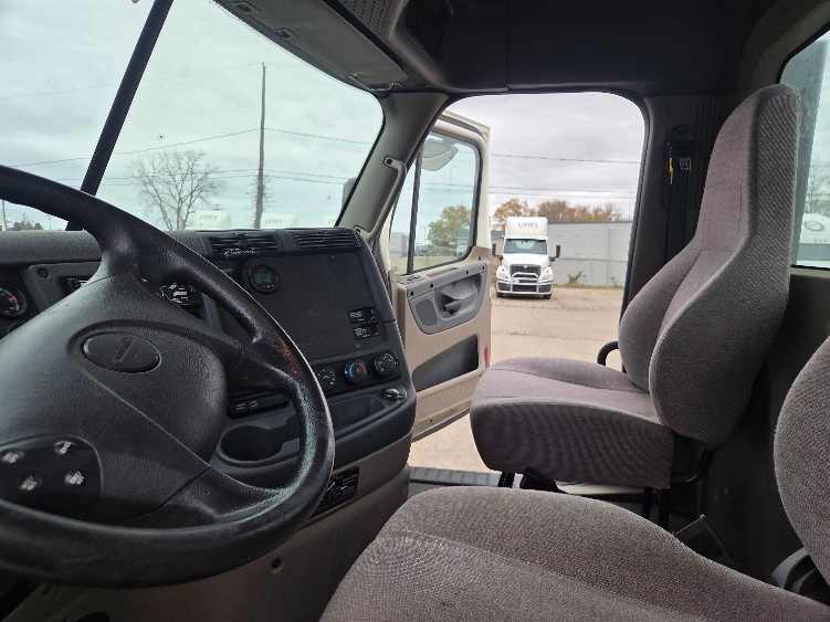 2019 Freightliner Cascadia in Lansing, MI — photo 10
