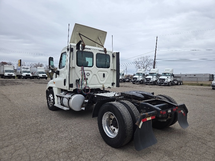 2019 Freightliner Cascadia in Lansing, MI — photo 5