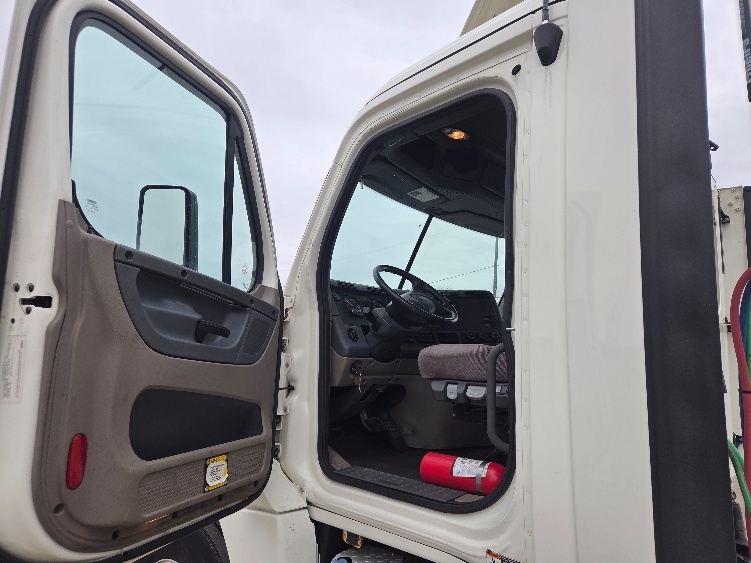 2019 Freightliner Cascadia in Lansing, MI — photo 9