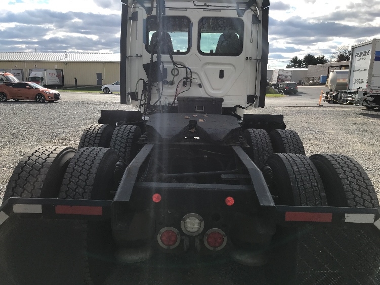 2019 Freightliner Cascadia in Cleona, PA — photo 6