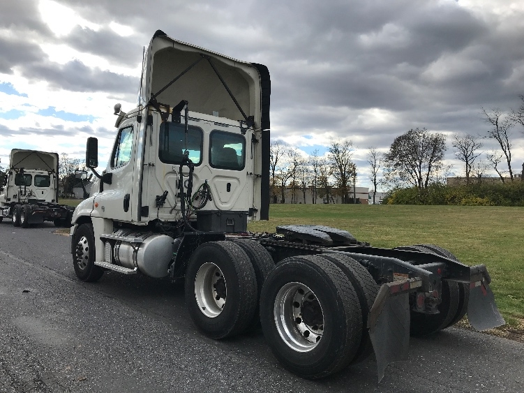 2019 Freightliner Cascadia in Cleona, PA — photo 5