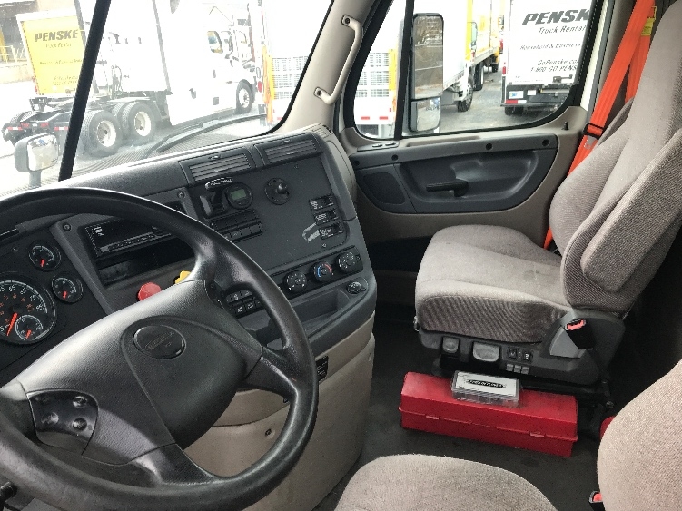 2019 Freightliner Cascadia in Harrisburg, PA — photo 10