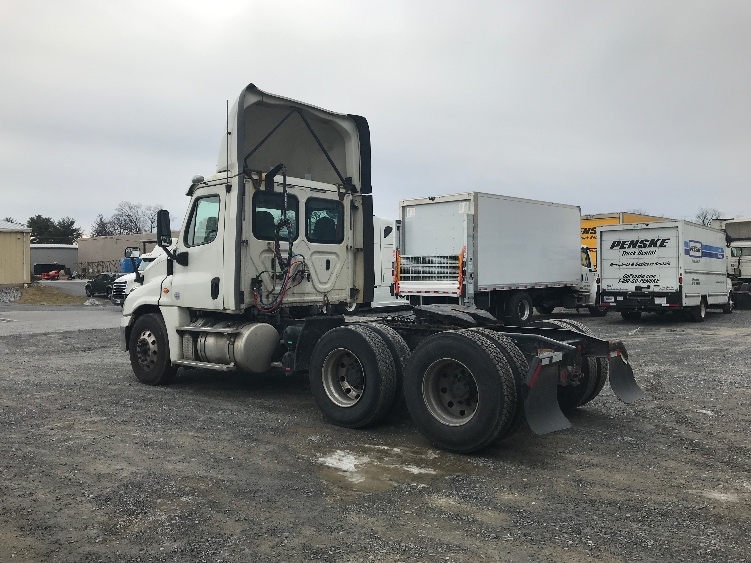 2019 Freightliner Cascadia in Harrisburg, PA — photo 5