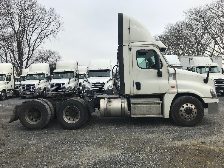 2019 Freightliner Cascadia in Harrisburg, PA — photo 8