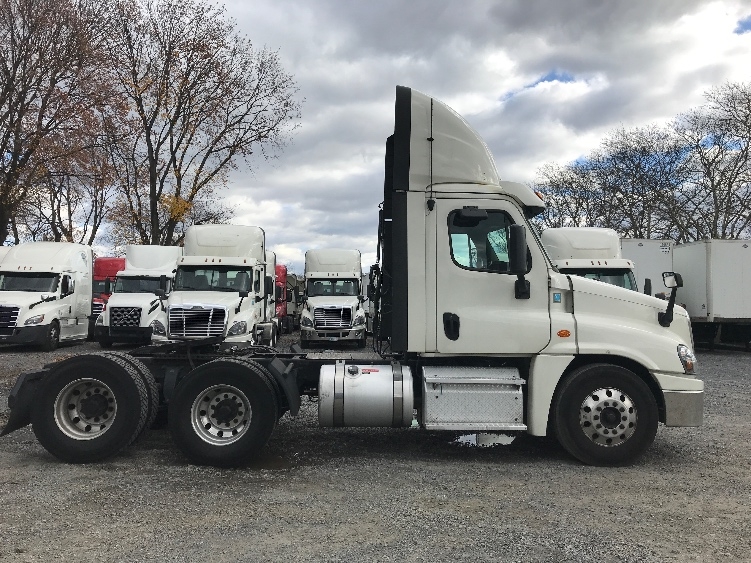 2019 Freightliner Cascadia in Cleona, PA — photo 8