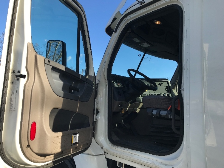 2019 Freightliner Cascadia in Cleona, PA — photo 9