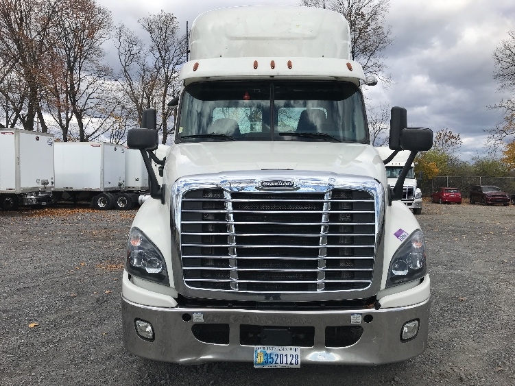 2019 Freightliner Cascadia in Cleona, PA — photo 2