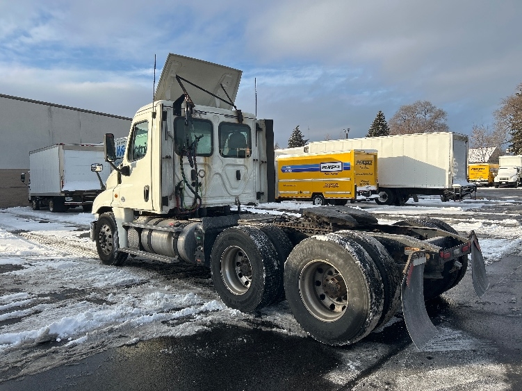 2019 Freightliner Cascadia in Brooklyn Park, MN — photo 5