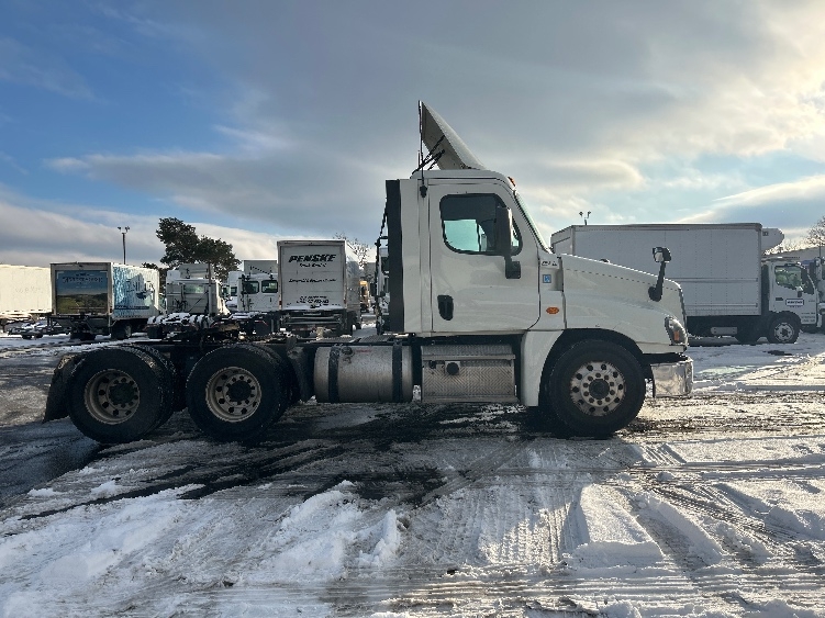 2019 Freightliner Cascadia in Brooklyn Park, MN — photo 8