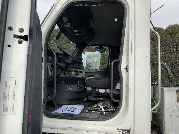 2019 Freightliner Cascadia in La Porte, IN — photo 9