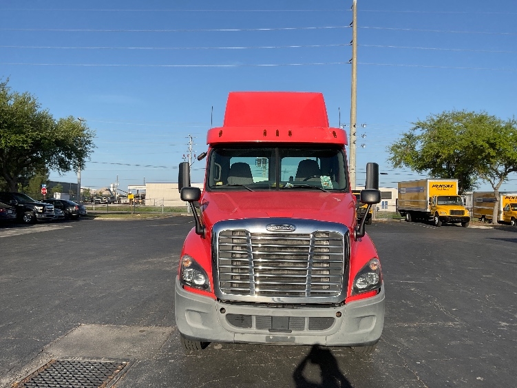 2019 Freightliner Cascadia in Tampa, FL — photo 2