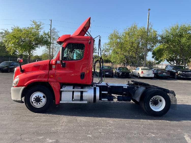 2019 Freightliner Cascadia in Tampa, FL — photo 4