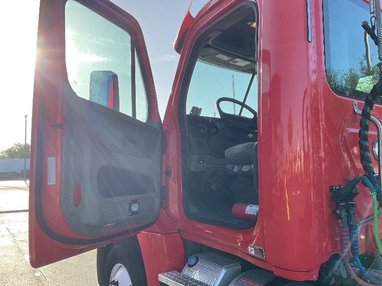 2019 Freightliner Cascadia in Tampa, FL — photo 9
