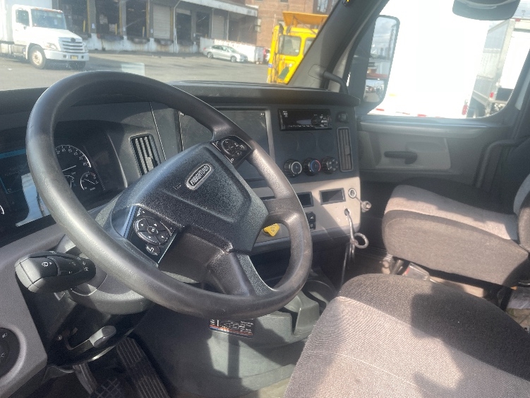 2019 Freightliner Cascadia in Kearny, NJ — photo 10