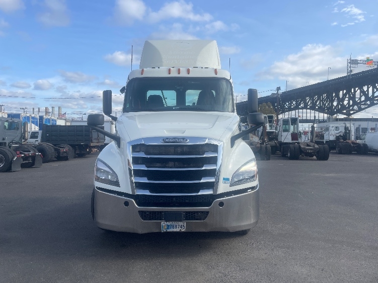 2019 Freightliner Cascadia in Kearny, NJ — photo 2
