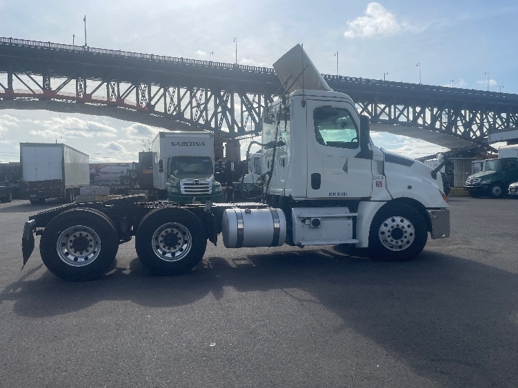 2019 Freightliner Cascadia in Kearny, NJ — photo 8