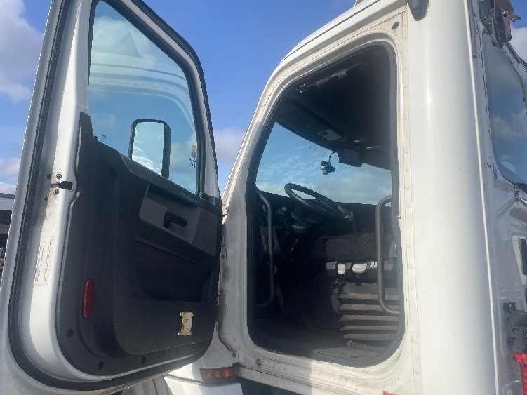 2019 Freightliner Cascadia in Kearny, NJ — photo 9