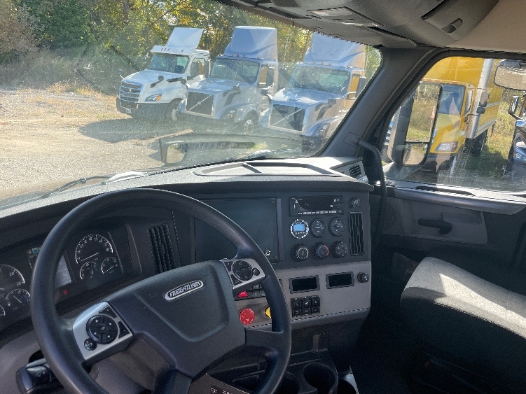 2019 Freightliner Cascadia in Battle Creek, MI — photo 10