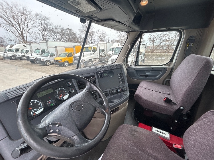 2019 Freightliner Cascadia in Des Moines, IA — photo 10