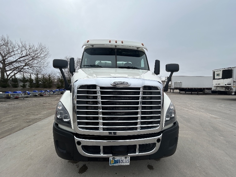 2019 Freightliner Cascadia in Des Moines, IA — photo 2