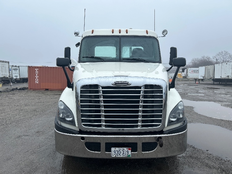 2019 Freightliner Cascadia in Londonderry, NH — photo 2