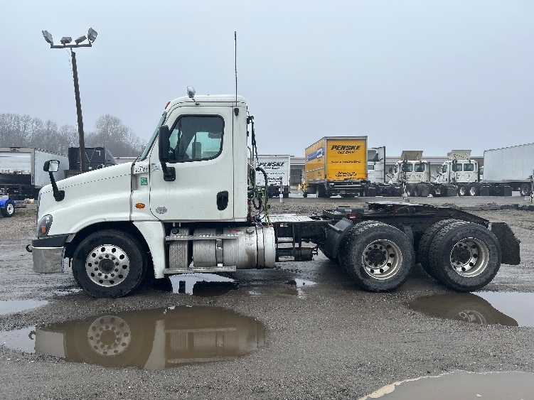 2019 Freightliner Cascadia in Londonderry, NH — photo 4