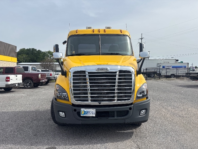 2019 Freightliner Cascadia in Hammond, LA — photo 2