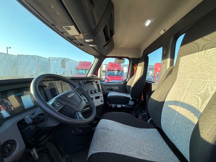 2019 Freightliner Cascadia in Linden, NJ — photo 10