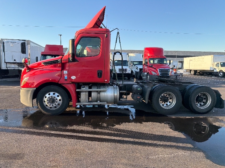 2019 Freightliner Cascadia in Linden, NJ — photo 4