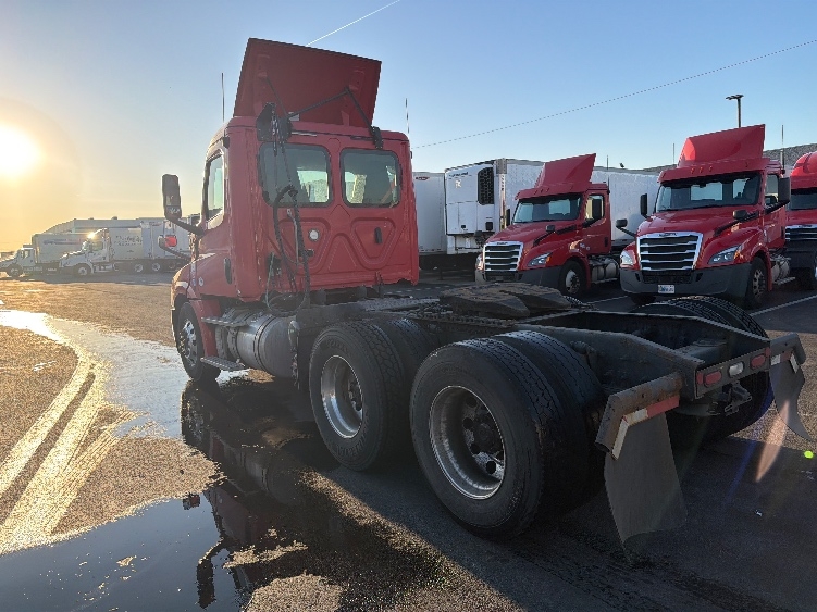 2019 Freightliner Cascadia in Linden, NJ — photo 5