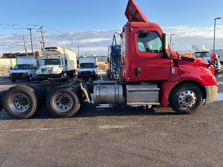 2019 Freightliner Cascadia in Linden, NJ — photo 8