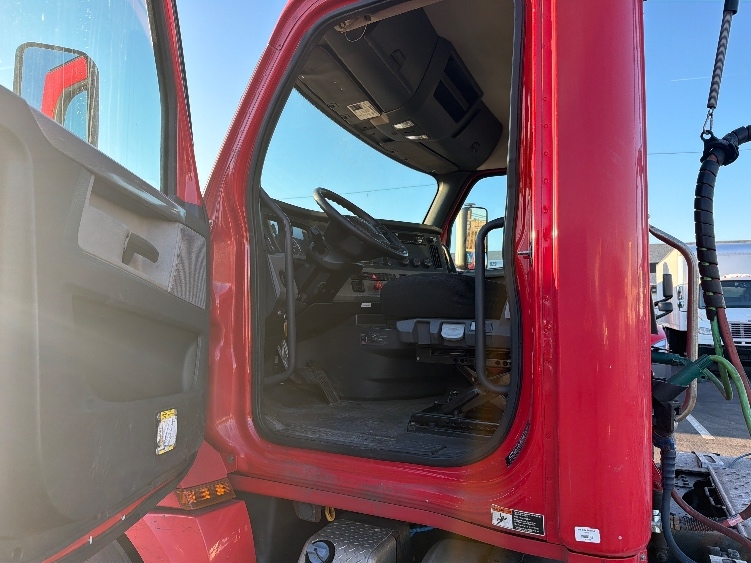 2019 Freightliner Cascadia in Linden, NJ — photo 9