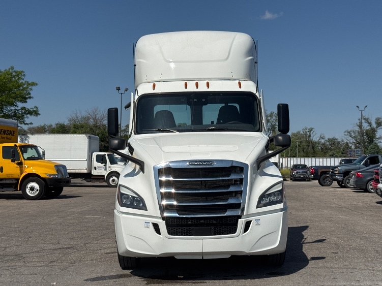 2024 Freightliner Cascadia in Omaha, NE — photo 2