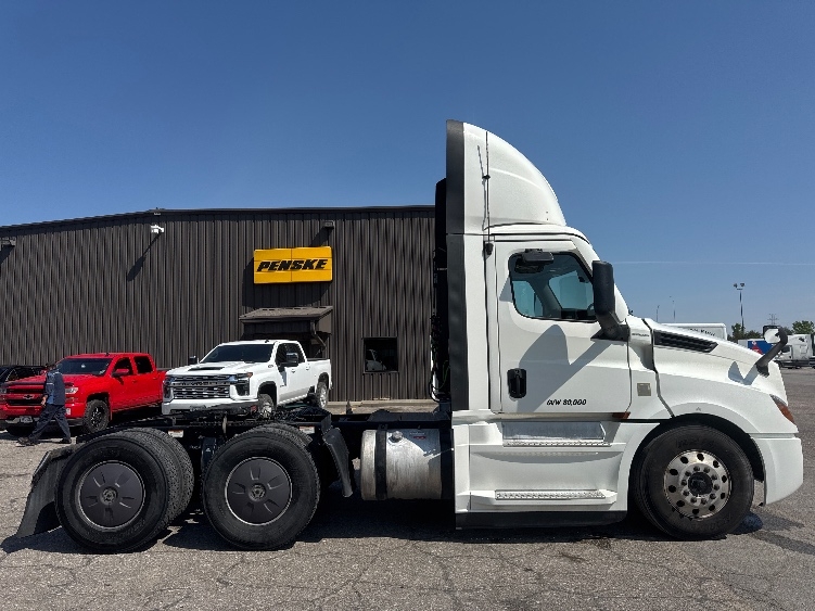 2024 Freightliner Cascadia in Omaha, NE — photo 8