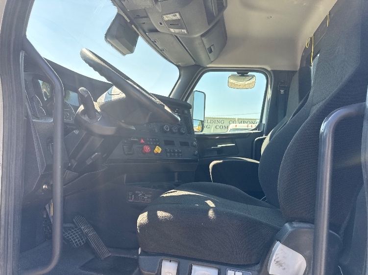2024 Freightliner Cascadia in Omaha, NE — photo 9