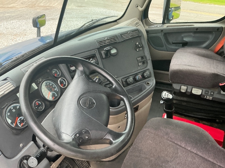 2019 Freightliner Cascadia in Hattiesburg, MS — photo 10