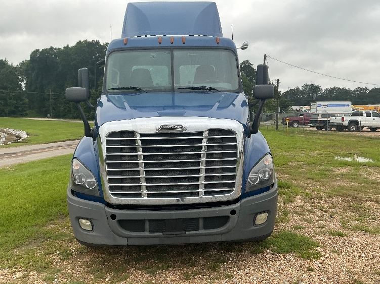 2019 Freightliner Cascadia in Hattiesburg, MS — photo 2