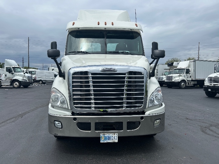 2019 Freightliner Cascadia in Indianapolis, IN — photo 2