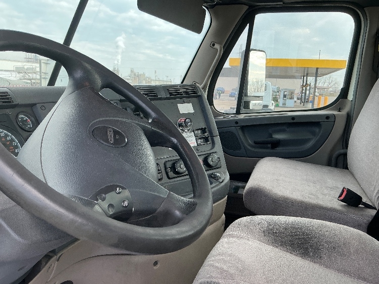 2019 Freightliner Cascadia in La Porte, IN — photo 10
