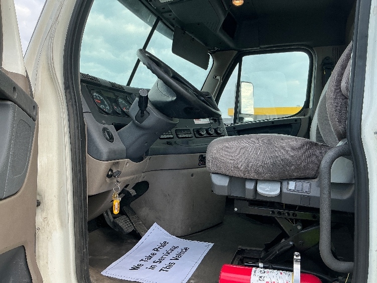 2019 Freightliner Cascadia in La Porte, IN — photo 9